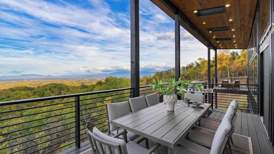 Modern Smoky Mountain Stay With Two Decks, Plunge Pool & Game Room Overlook Lodge by Avantstay Hotel in Pigeon Forge