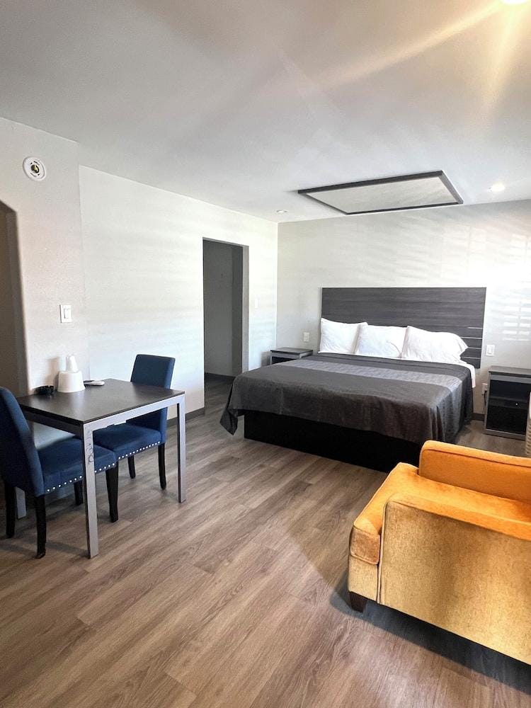 Cloud 9 Inn - El Cielo Inn Hotel in Downey