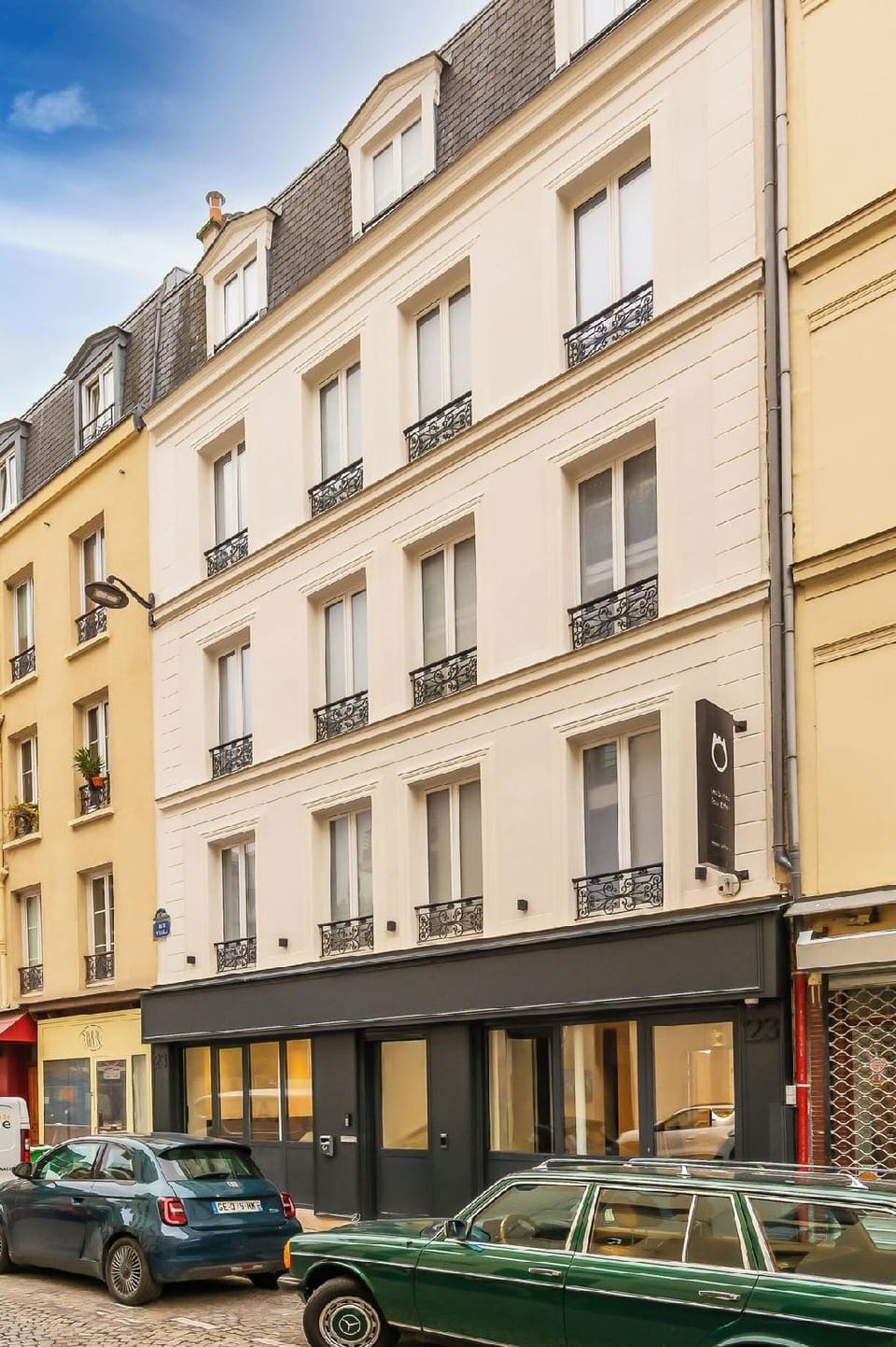 Les Suites Tour Eiffel Hotel in Paris