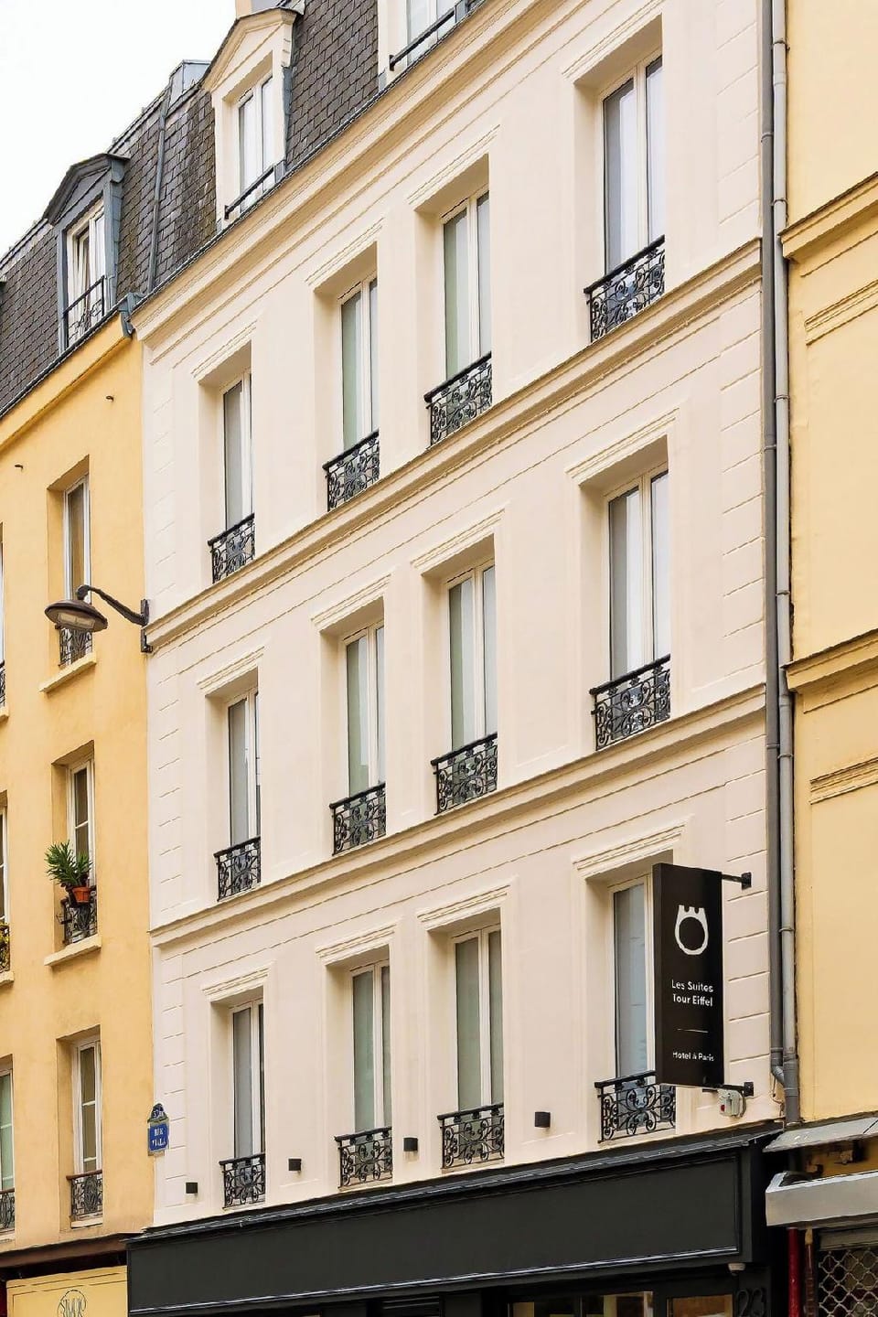Les Suites Tour Eiffel Hotel in Paris