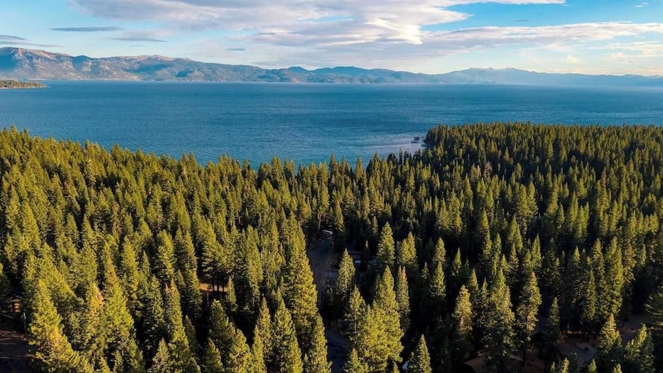 Retreat With Lake Access, Deck & Modern Interior Agate Peak by Avantstay Hotel in Tahoe Vista