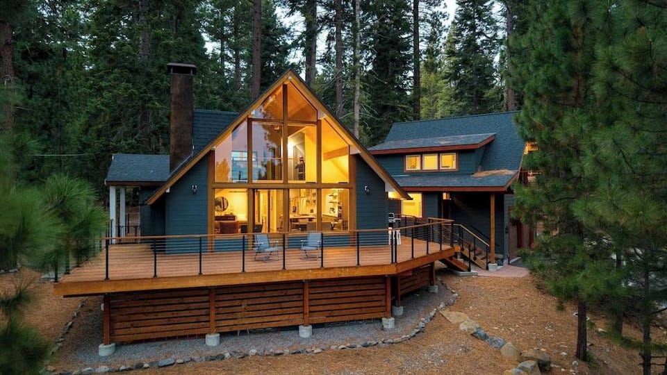 Retreat With Lake Access, Deck & Modern Interior Agate Peak by Avantstay Hotel in Tahoe Vista