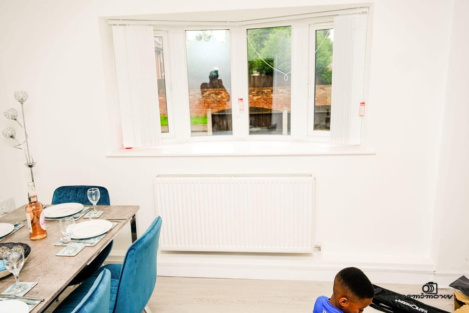 7 Guests - 3 Bedrooms - Parking - Pet Friendly Hotel in Walsall