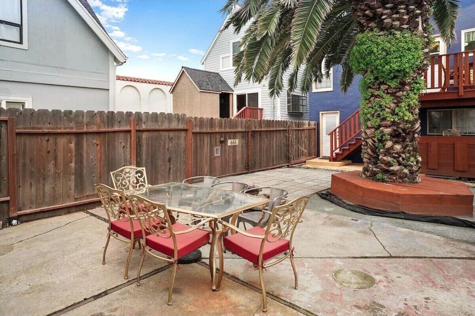 Coast PalmTree Yard 2BR Block from Beach Hotel in Pacifica