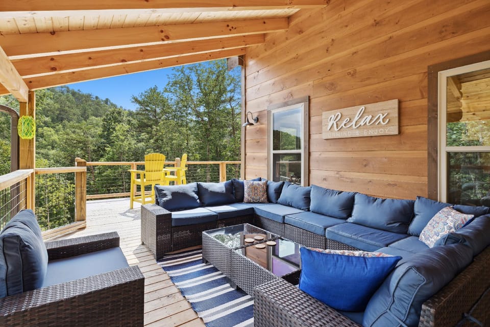 Hidden Cove Chalet 5 Bedroom Cabin by RedAwning Hotel in Sevier County