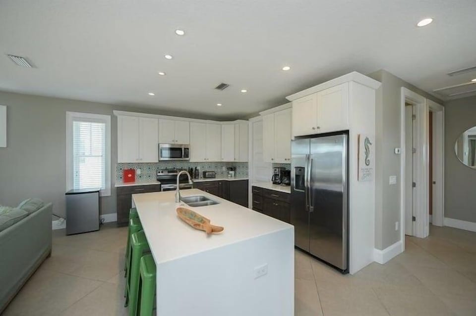 Sunset Surf 2201 Ave C 6 Bedroom Home by RedAwning Hotel in Bradenton Beach