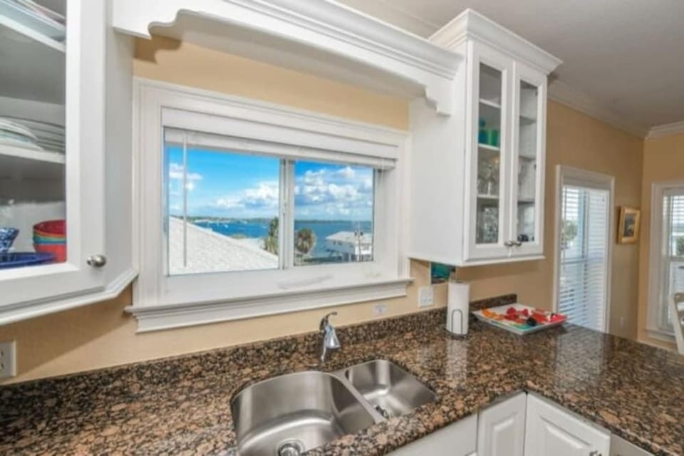102 6th St S- Upstairs 3 Bedroom Home by RedAwning Hotel in Bradenton Beach
