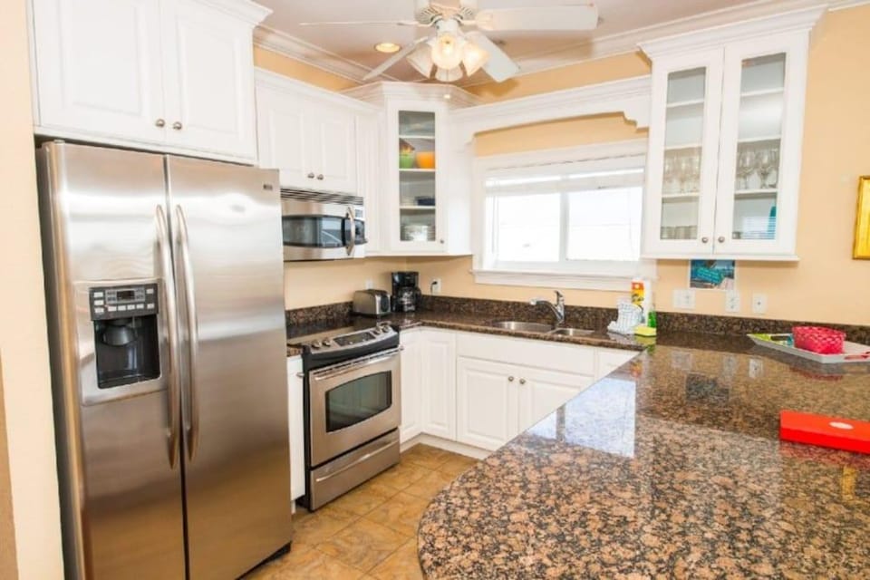 102 6th St S- Upstairs 3 Bedroom Home by RedAwning Hotel in Bradenton Beach