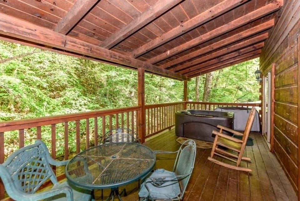 Creekside 2 Bedroom Cabin by RedAwning Hotel in Sevier County