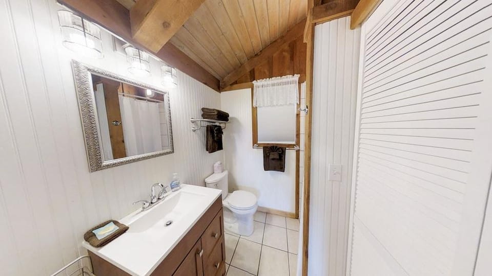 Riverview 1 Bedroom Cabin by RedAwning Hotel in Townsend