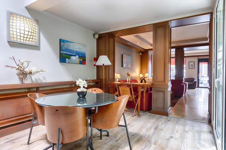 Hotel Apollinaire Hotel in Paris