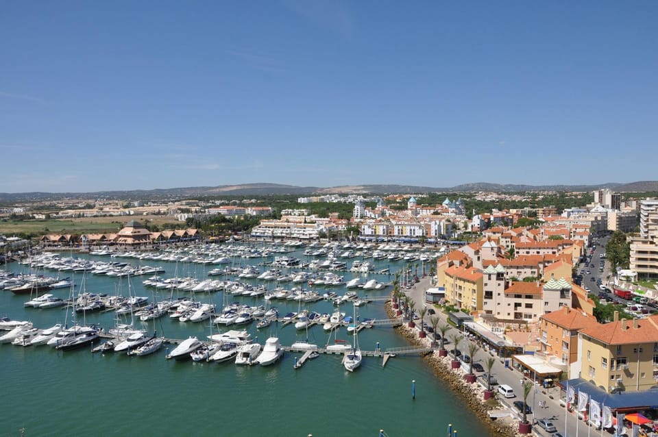 Iconic Apartment with 2 bedrooms & full kitchen 2 Apts by RedAwning Hotel in Olhos de Água