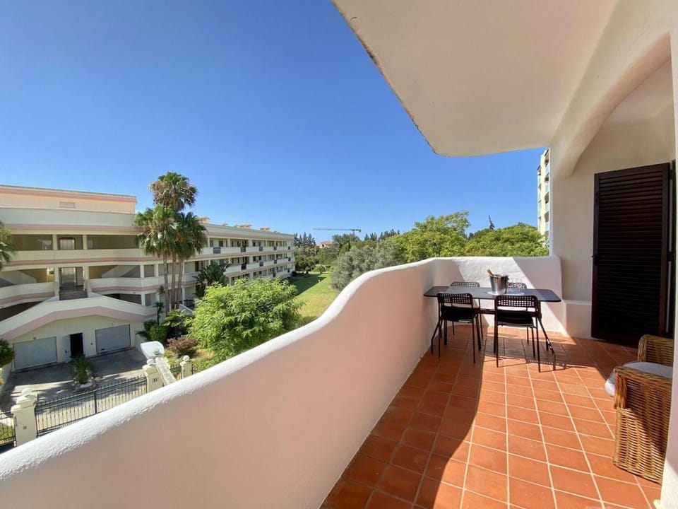 Vilamoura Twins 2 With Pool by Homing Hotel in Quarteira