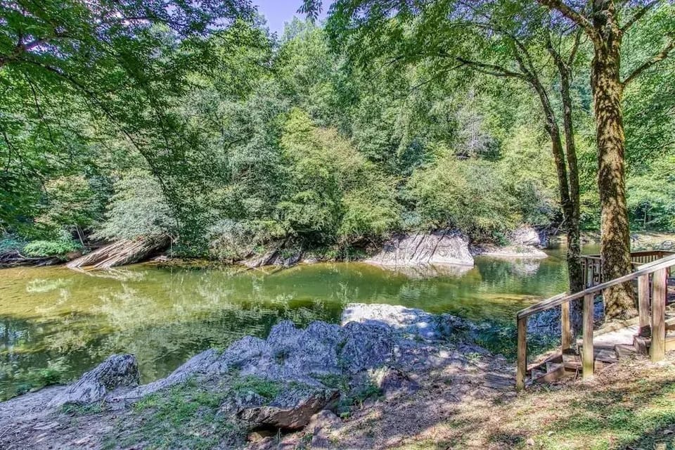Valhalla - Private Rustic Getaway 2 Bedroom Cabin by RedAwning Hotel in Sevier County