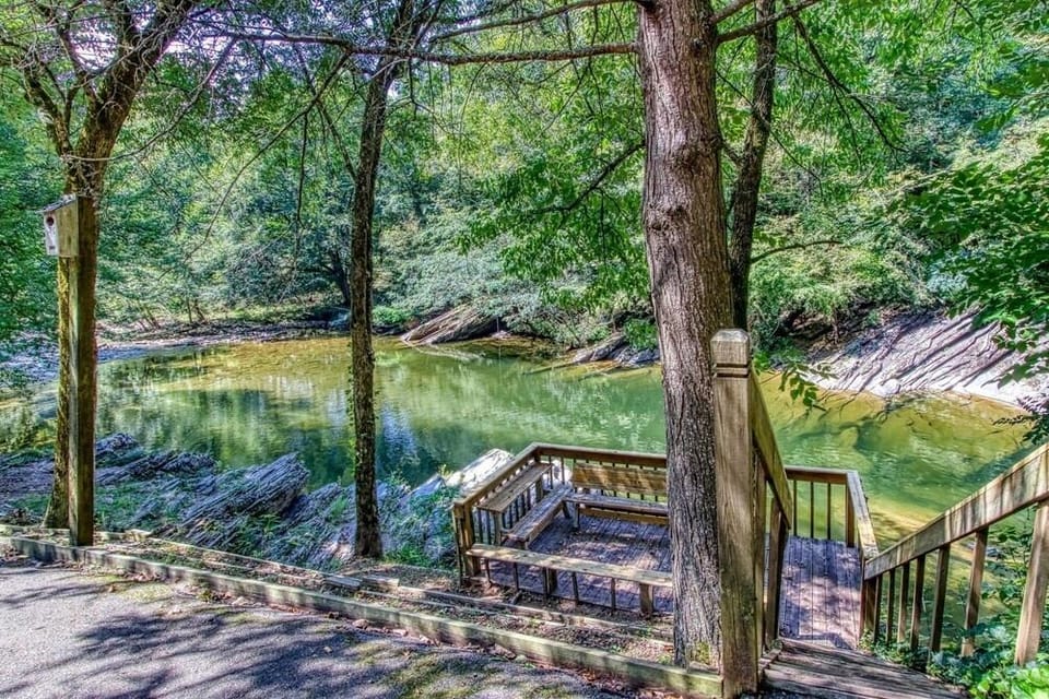 Valhalla - Private Rustic Getaway 2 Bedroom Cabin by RedAwning Hotel in Sevier County