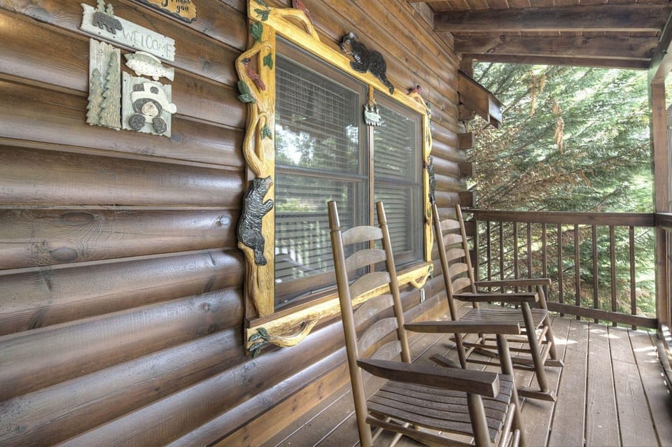 Er308- The Cozy Bear- Great Location- Close To Town 2 Bedroom Cabin by RedAwning Hotel in Pigeon Forge