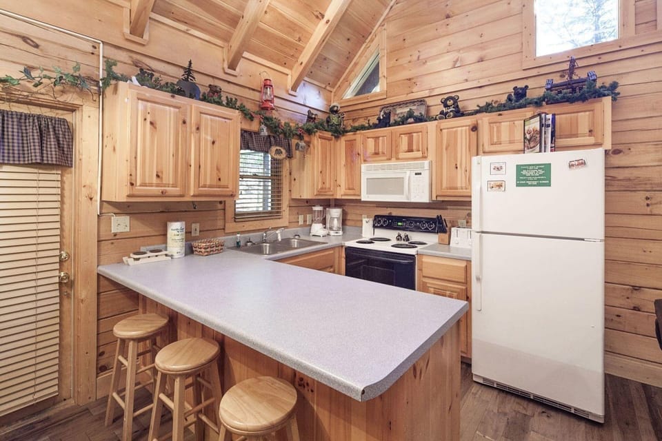 Er308- The Cozy Bear- Great Location- Close To Town 2 Bedroom Cabin by RedAwning Hotel in Pigeon Forge