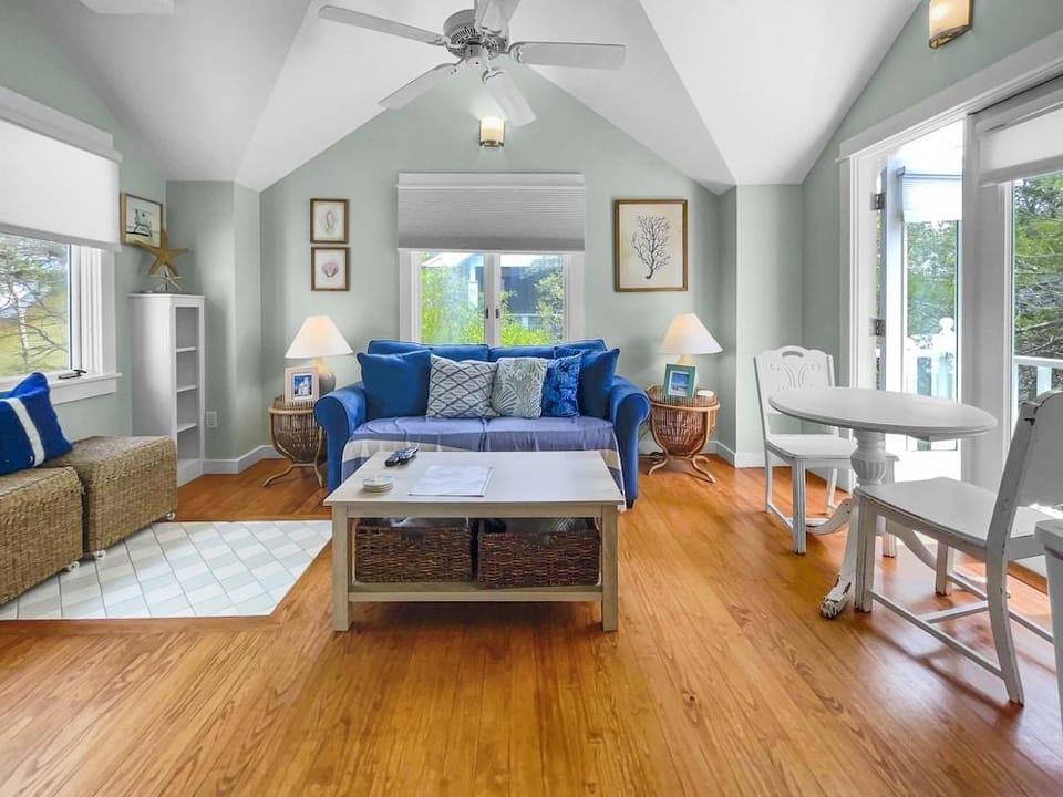 Waves 1 Bedroom Cottage by RedAwning Hotel in Seaside
