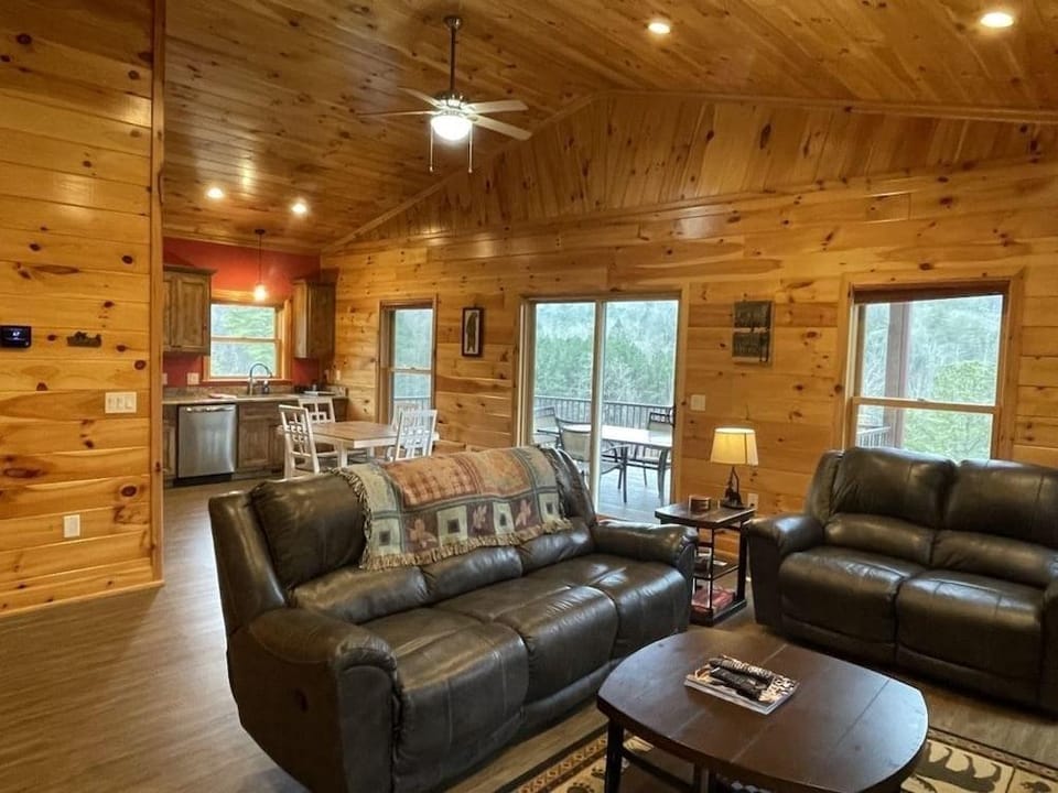 Charming cabin with an Amazing view! - pet and motorcycle friendly! 2 Bedroom Cabin by RedAwning Hotel in Tennessee