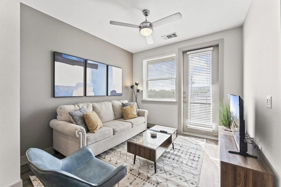 Cozy 1BR King Suite Close to Downtown w Fast Wifi Hotel in Montopolis