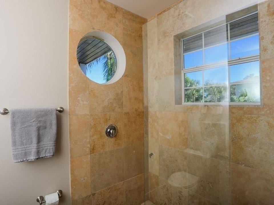 Paradise Beach House managed by Beach Retreats Hotel in Holmes Beach