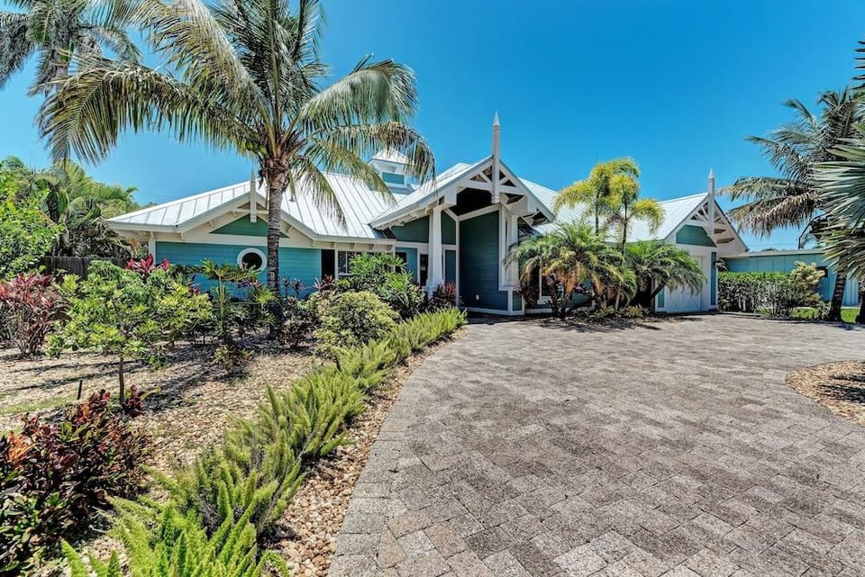 Conch Out Beach House managed by Beach Retreats Hotel in Holmes Beach