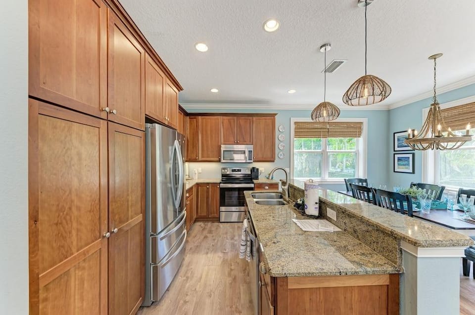 Crosswind Cottage managed by Beach Retreats Hotel in Holmes Beach