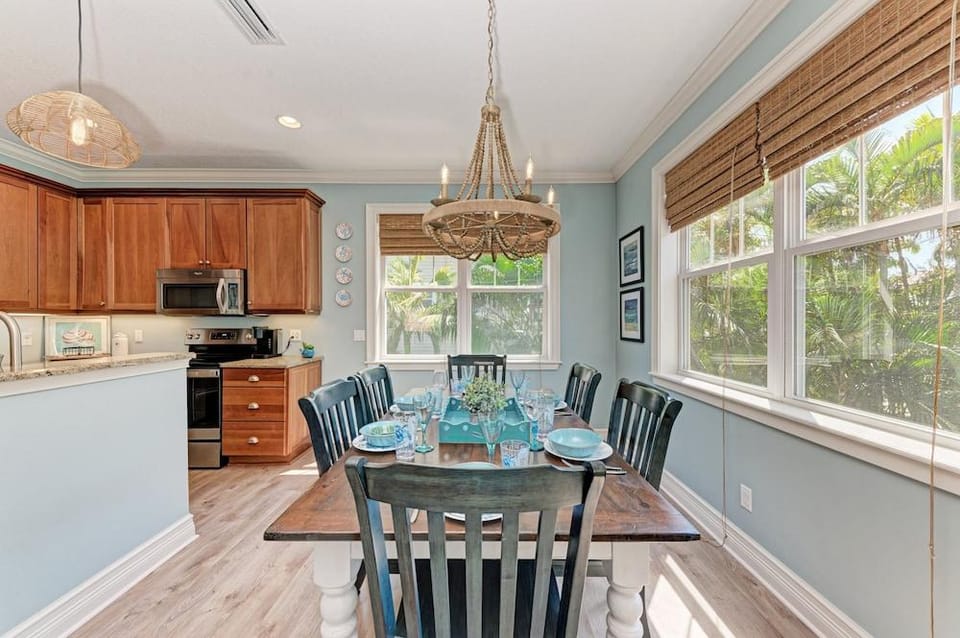 Crosswind Cottage managed by Beach Retreats Hotel in Holmes Beach