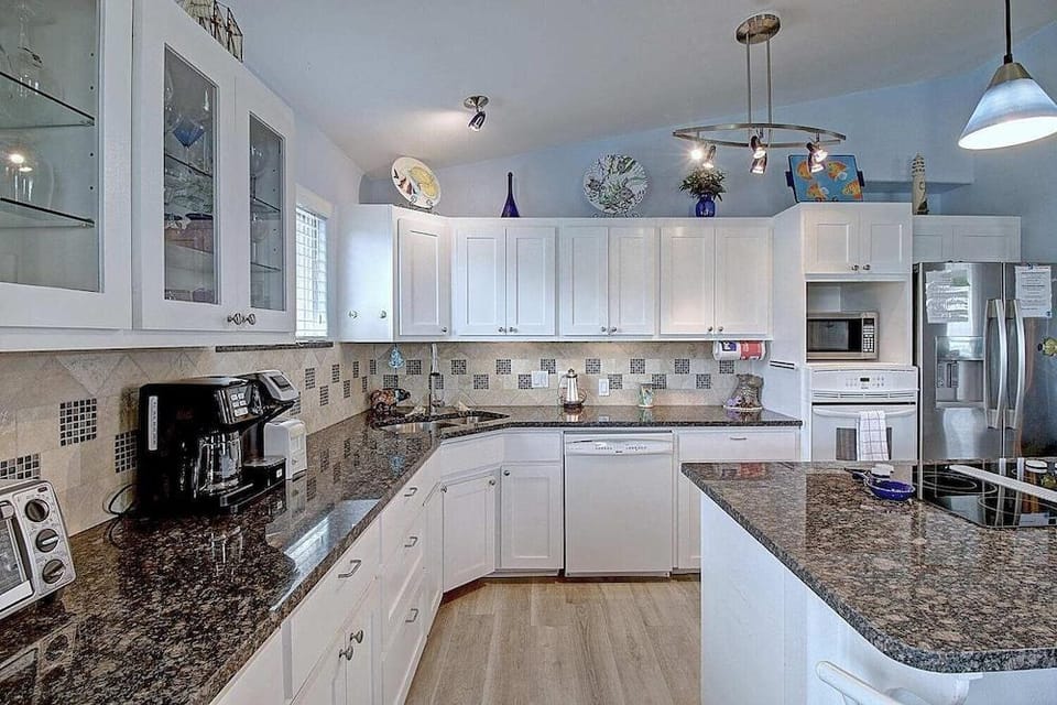 Spacious & Pet Friendly + Game Room Sleeps 10 Hotel in Port Aransas
