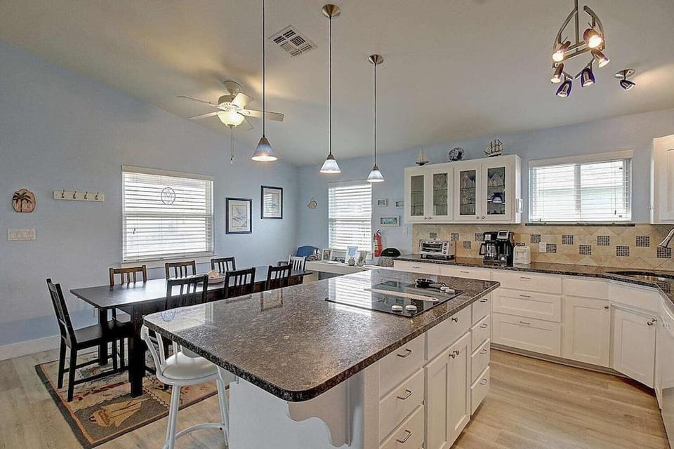 Spacious & Pet Friendly + Game Room Sleeps 10 Hotel in Port Aransas