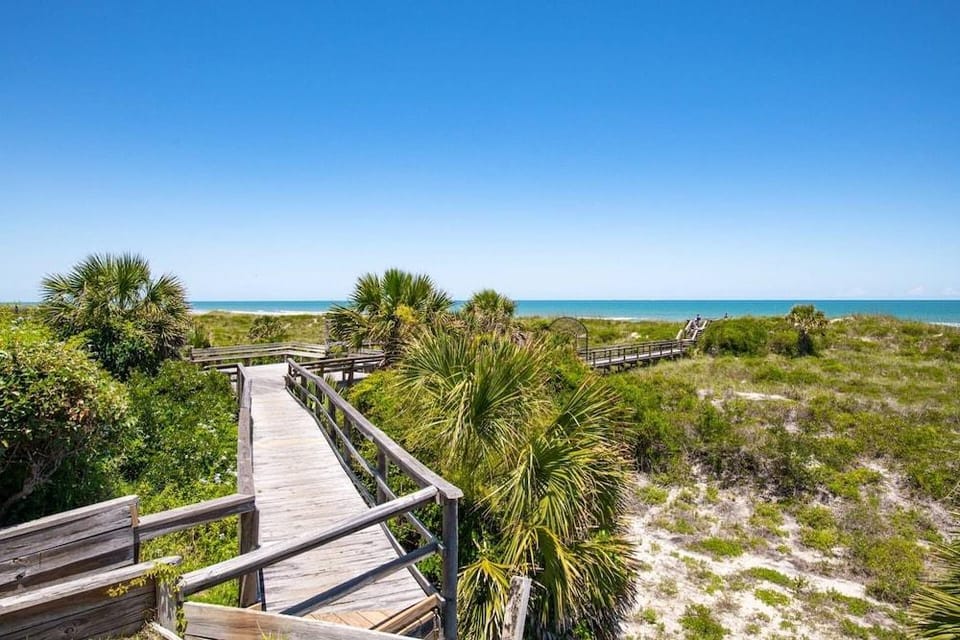 Island Palms Retreat Hotel in Butler Beach