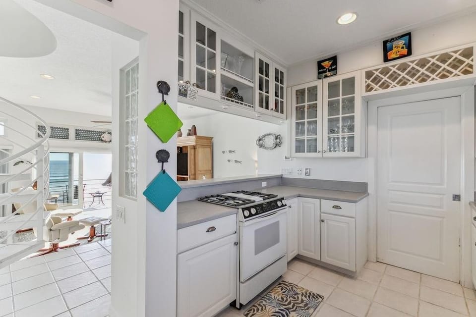 Breathtaking Beach Front House 3 Bedroom Home by RedAwning Hotel in Vilano Beach