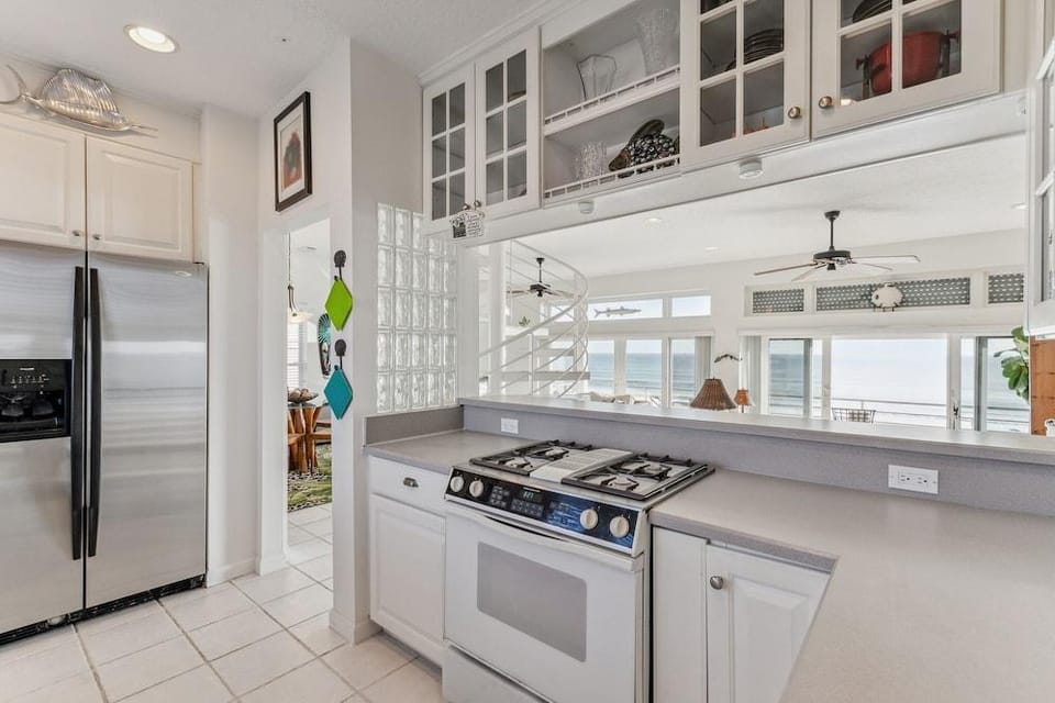 Breathtaking Beach Front House 3 Bedroom Home by RedAwning Hotel in Vilano Beach