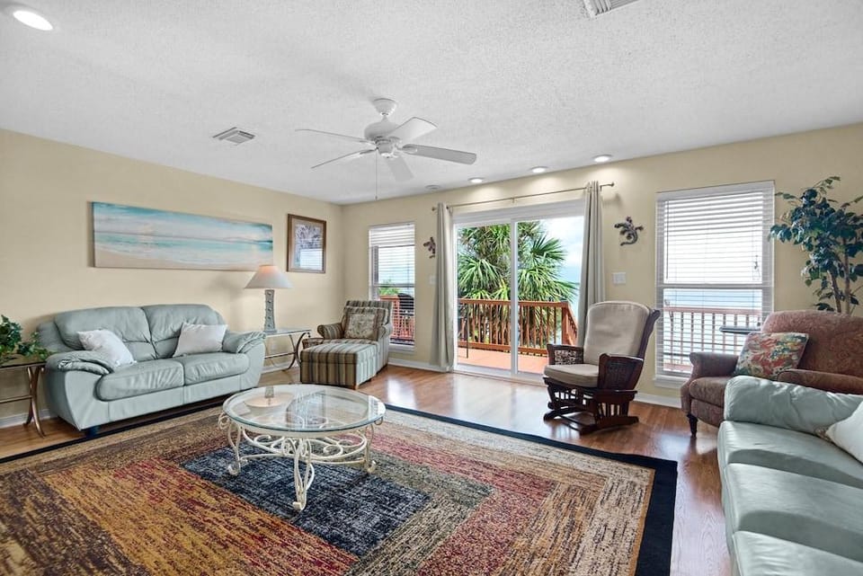 Barefoot & Buzzed Hotel in Pensacola Beach