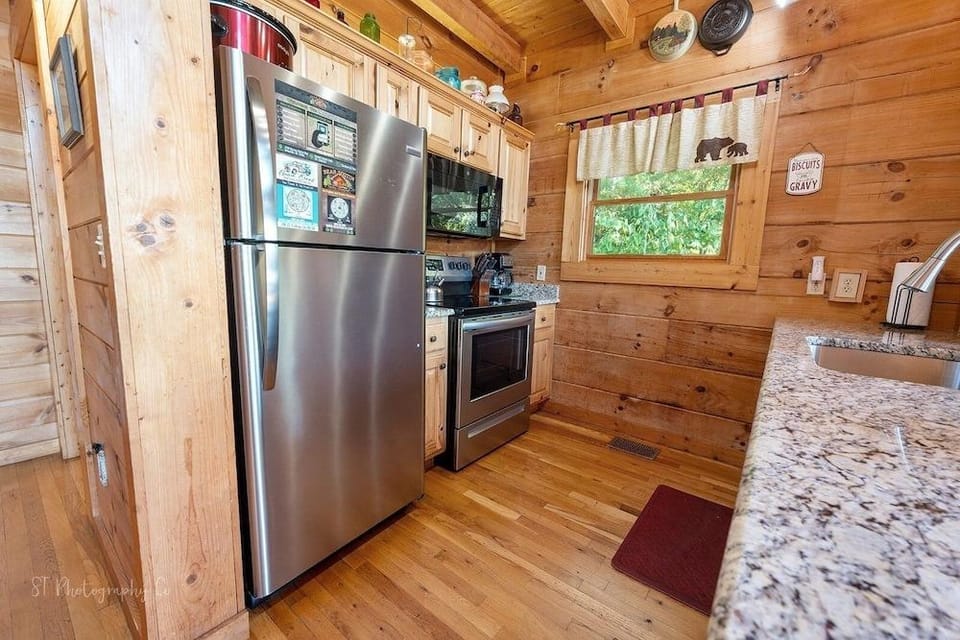 Eagles Point 3 Bedrooms 3 Bathrooms Cabin Hotel in Sevier County