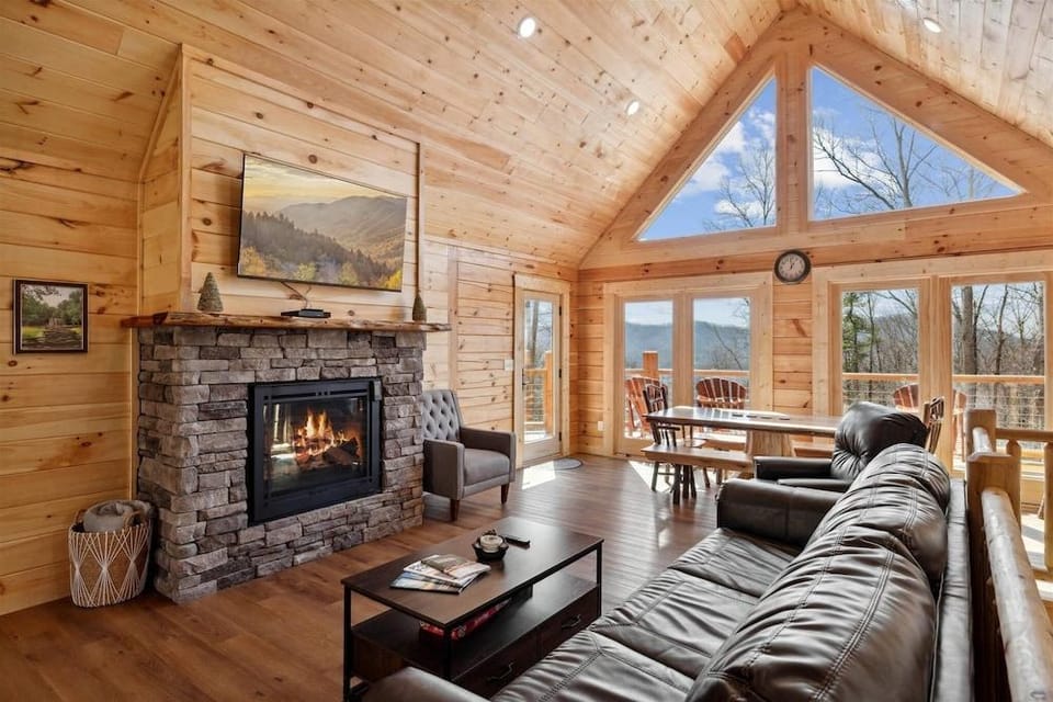 Above The Summit 5 Bedroom Cabin by RedAwning Hotel in Sevier County