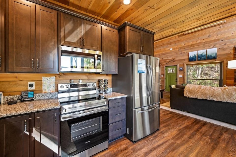 Goodness Gracious 3 Bedroom Cabin by RedAwning Hotel in Sevier County