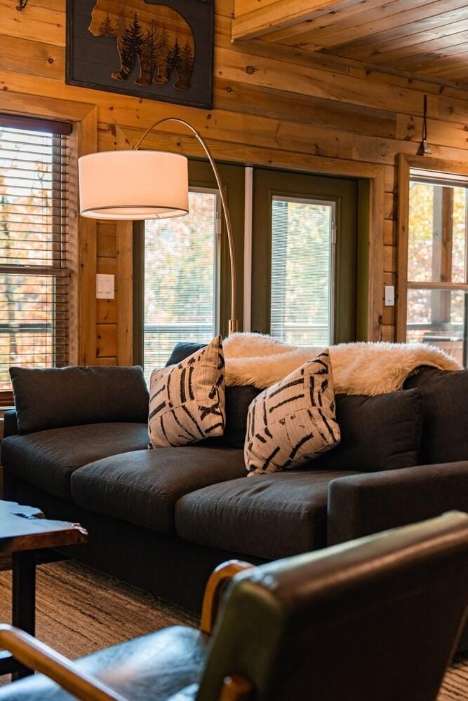 Goodness Gracious 3 Bedroom Cabin by RedAwning Hotel in Sevier County