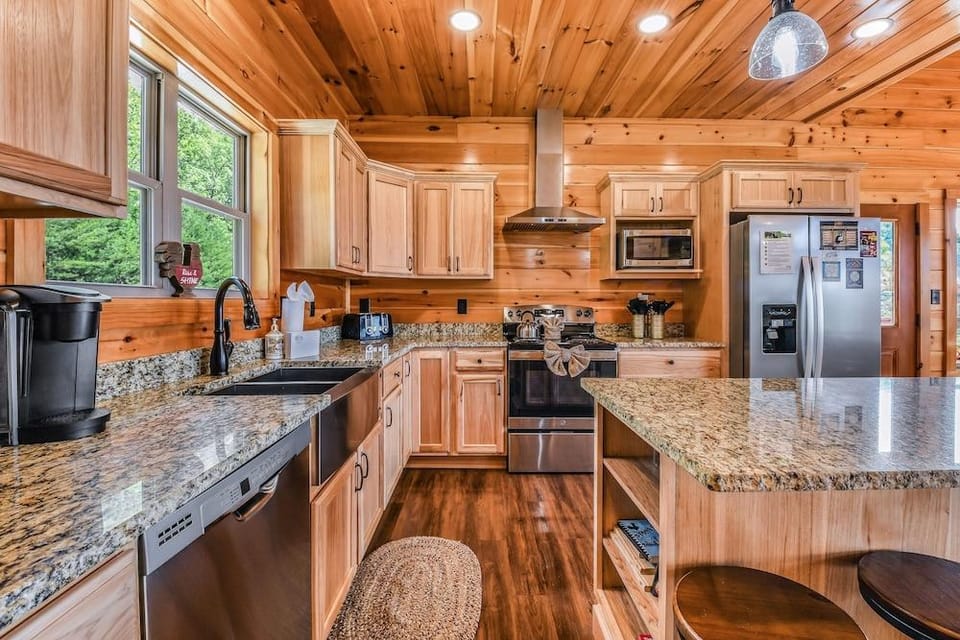 Bear Ridge 3 Bedroom Cabin by RedAwning Hotel in Sevier County