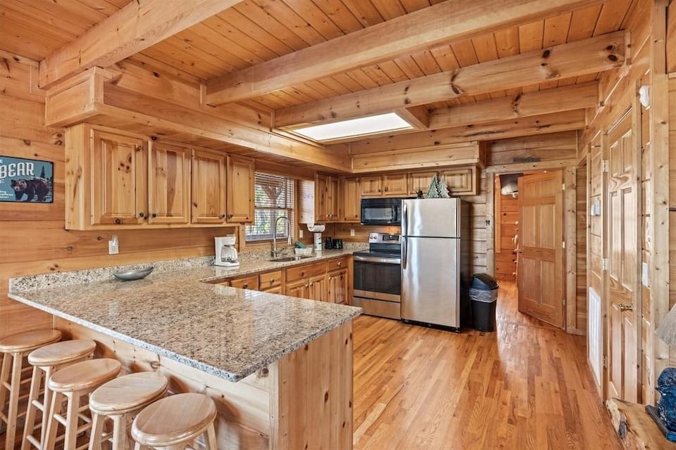 Big Bear Lodge 4 Bedroom Cabin by RedAwning Hotel in Sevierville