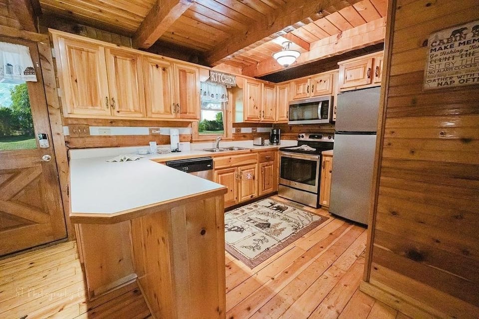 A Slice Of Heaven 2 Bedroom Cabin by RedAwning Hotel in Sevier County