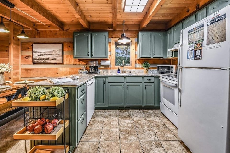 A-bluff & Beyond 2 Bedroom Cabin by RedAwning Hotel in Pigeon Forge