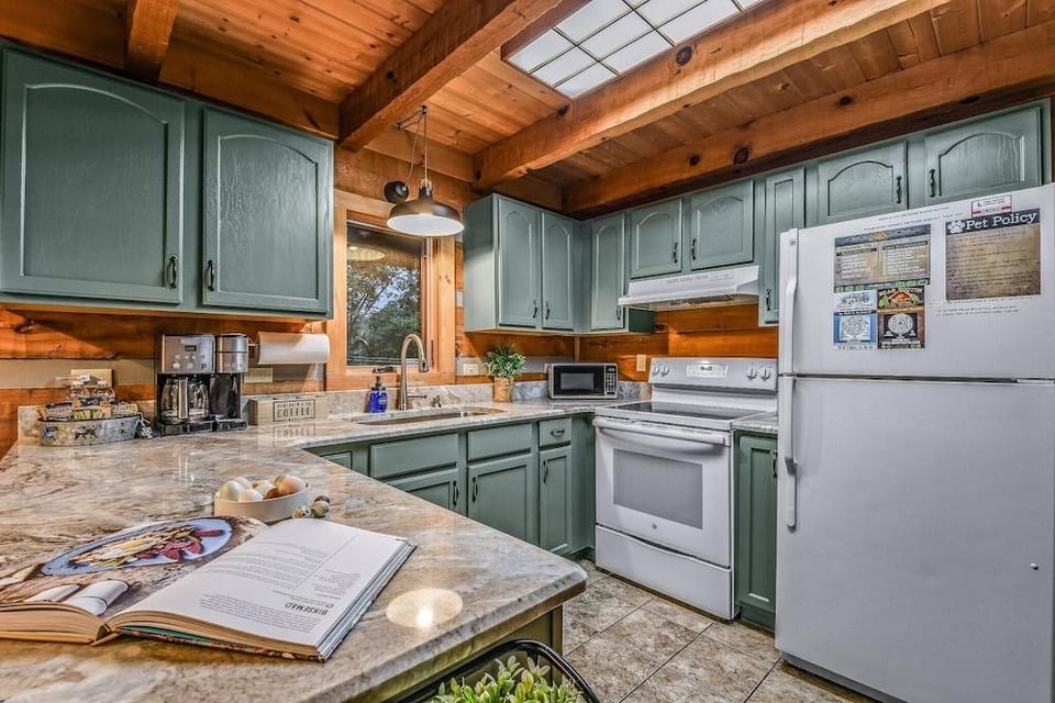 A-bluff & Beyond 2 Bedroom Cabin by RedAwning Hotel in Pigeon Forge