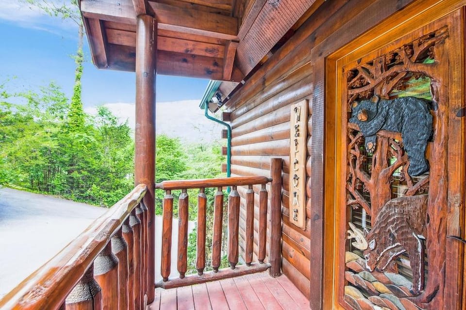 Wilderness Lodge 3 Bedroom Cabin by RedAwning Hotel in Pigeon Forge
