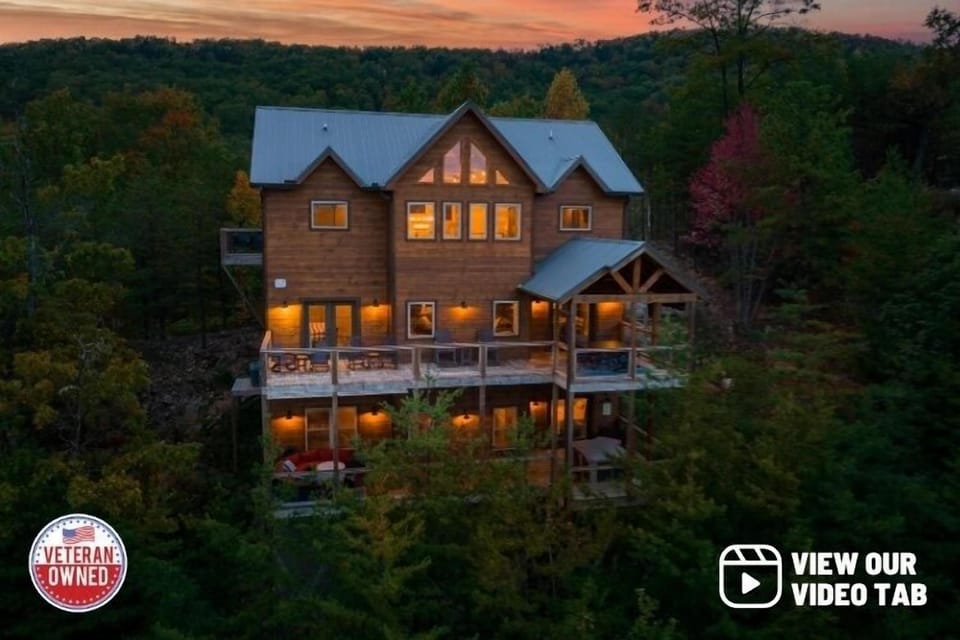 The Hidden Owl Mountain Lodge 5 Bedroom Cabin by RedAwning Hotel in Sevier County
