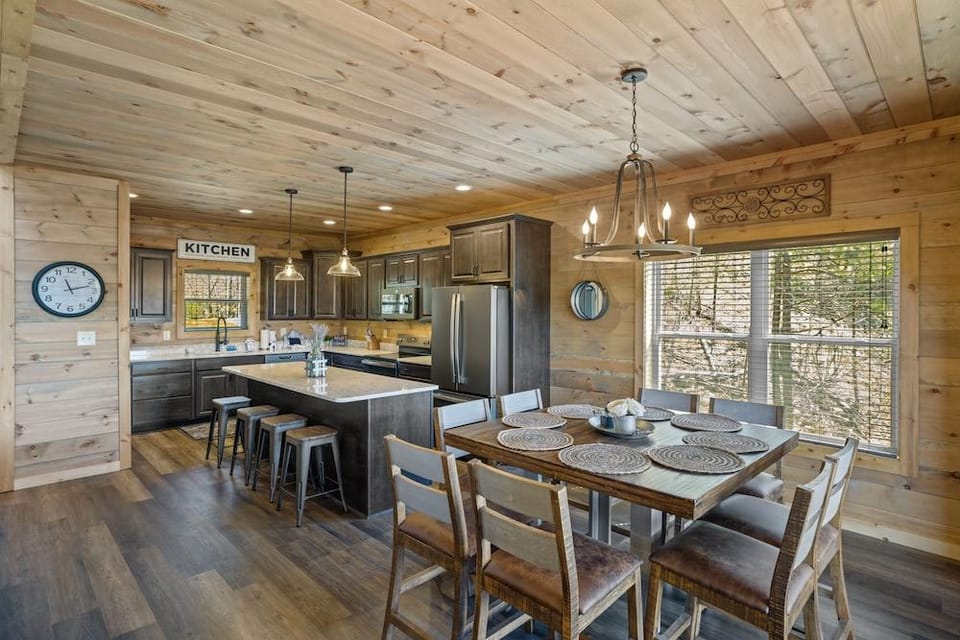 The Hidden Owl Mountain Lodge 5 Bedroom Cabin by RedAwning Hotel in Sevier County