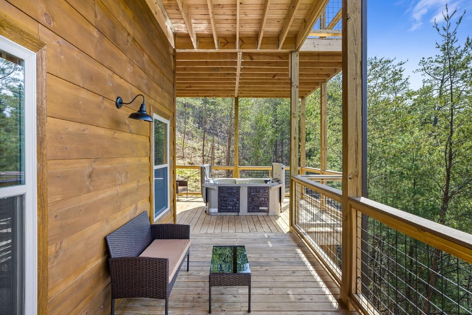 The Hidden Owl Mountain Lodge 5 Bedroom Cabin by RedAwning Hotel in Sevier County