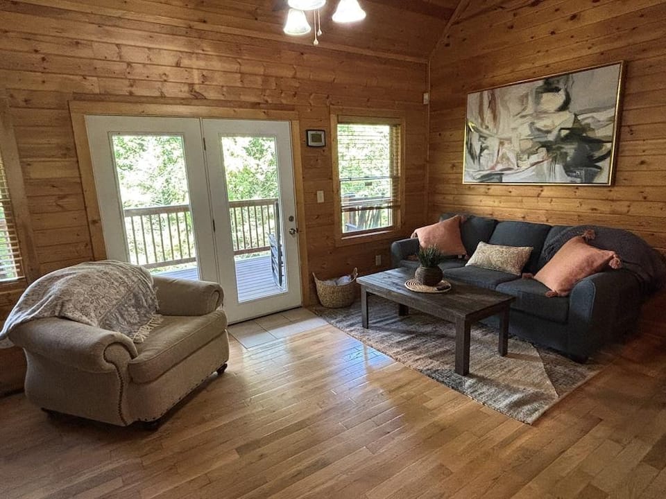 Majestic Springs Lodge 3 Bedroom Cabin by RedAwning Hotel in Pittman Center