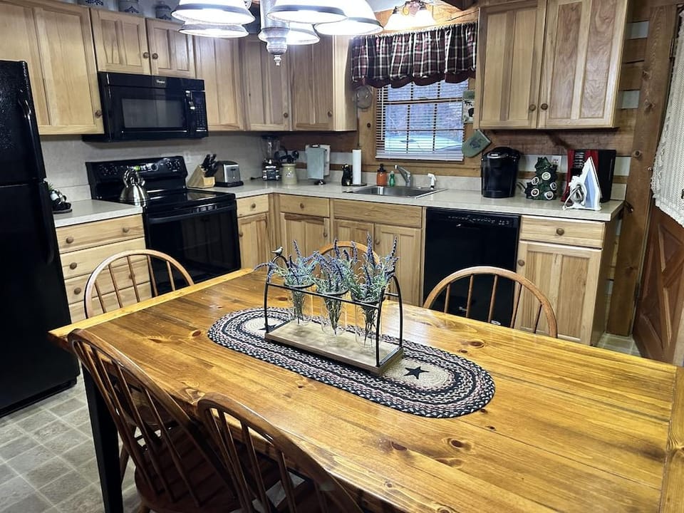 Brunos Mountain Cave 3 Bedroom Cabin by RedAwning Hotel in Pigeon Forge