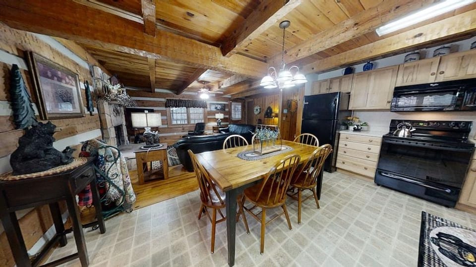 Brunos Mountain Cave 3 Bedroom Cabin by RedAwning Hotel in Pigeon Forge